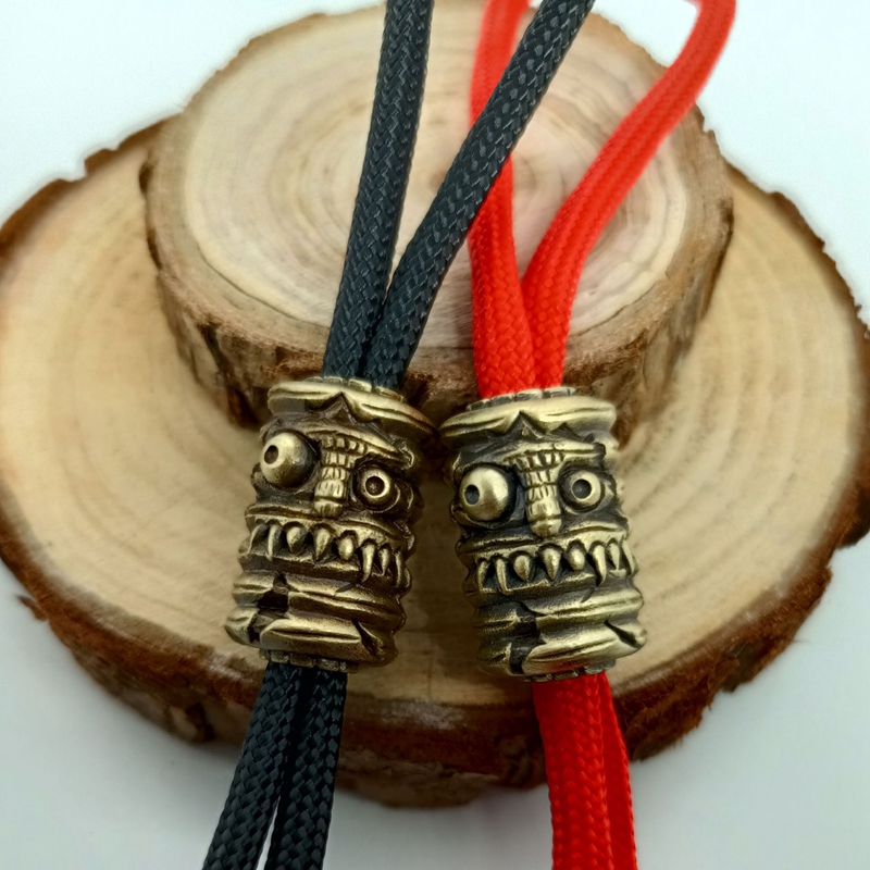 Outdoor Lighting Pendant - 手作りの織りストラップペンダント、ニヤリランタンフェイス、真ちゅう製ナイフビーズ、DIYパラコードブレスレット、EDC傘ロープ、アウトドアアクセサリー